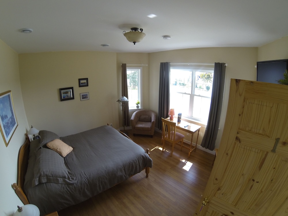 Premium Room, 1 Queen Bed, Refrigerator & Microwave, Partial Sea View photo 3