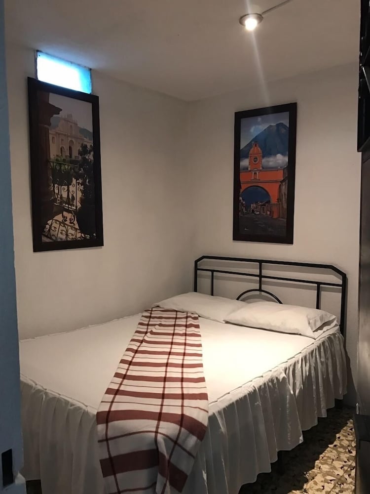Basic Single Room, 1 Twin Bed, Non Smoking, Shared Bathroom photo 3
