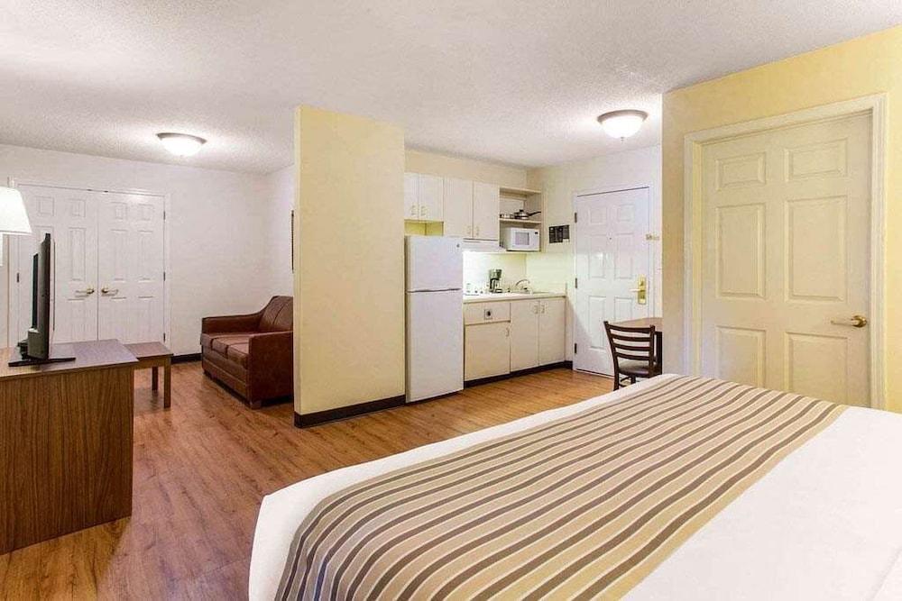 Standard Room, 1 King Bed, Smoking, Kitchenette - Photo 3