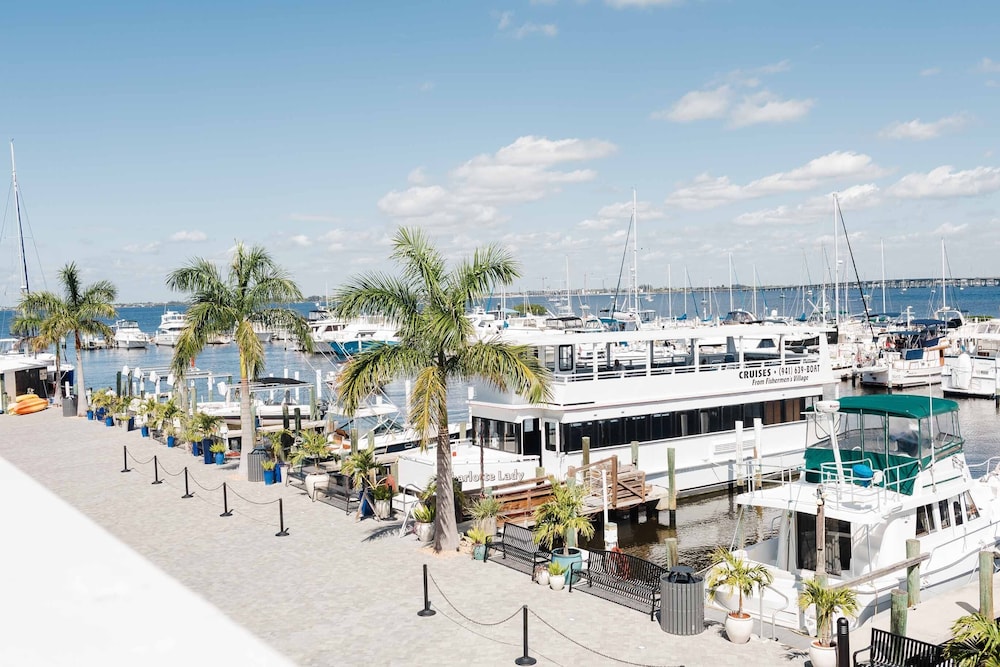 Queen Harbor & Marina Suite