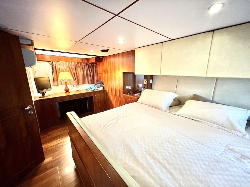 Seacation on Yatch (3pm - 9pm) + 4 Hours photo 1