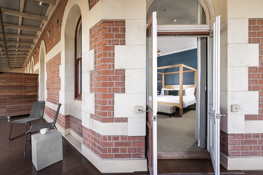 Deluxe Suite, 1 King Bed, Balcony photo 3