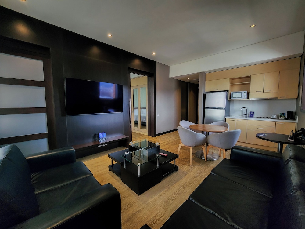 Suite, 1 King Bed - Photo 1