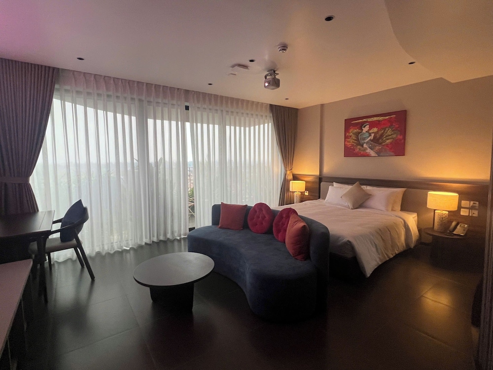 Signature Suite Double with Balcony, Garden View
