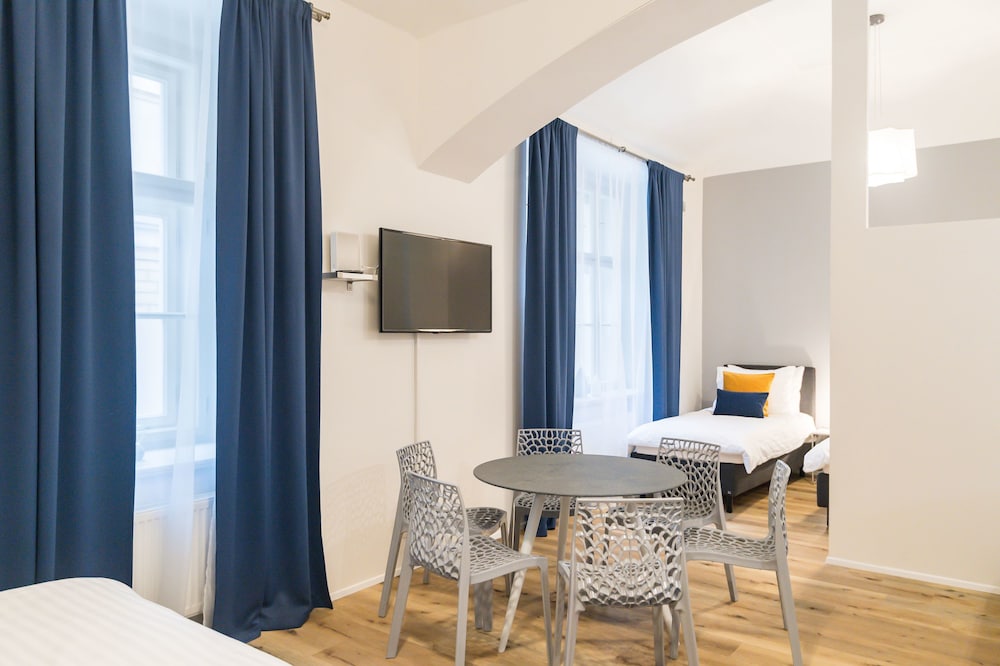 Classic Apartment, Multiple Beds thumbnail 6