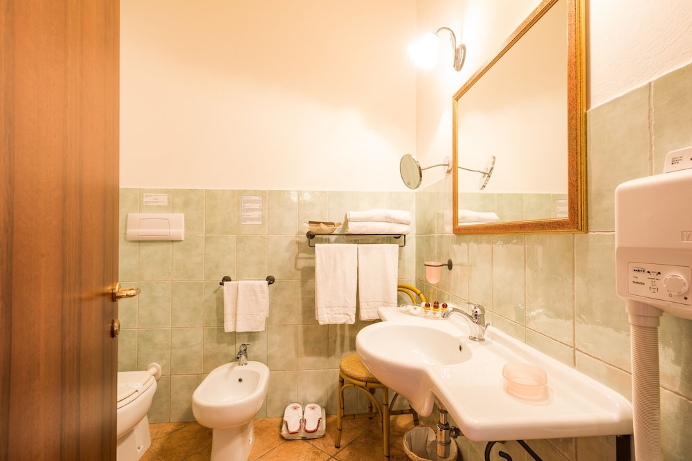 Standard Double or Twin Room - Photo 2
