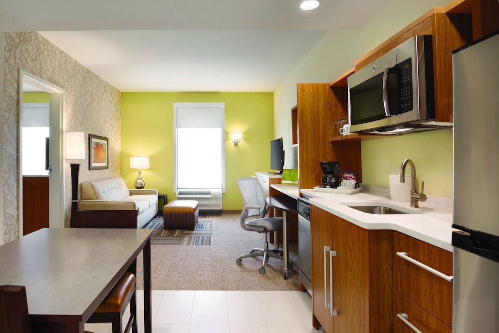 Suite, 1 King Bed, Accessible (Hearing) photo 2