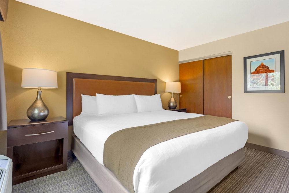 Suite, 1 King Bed, Balcony, Golf View (Living Room) photo 2