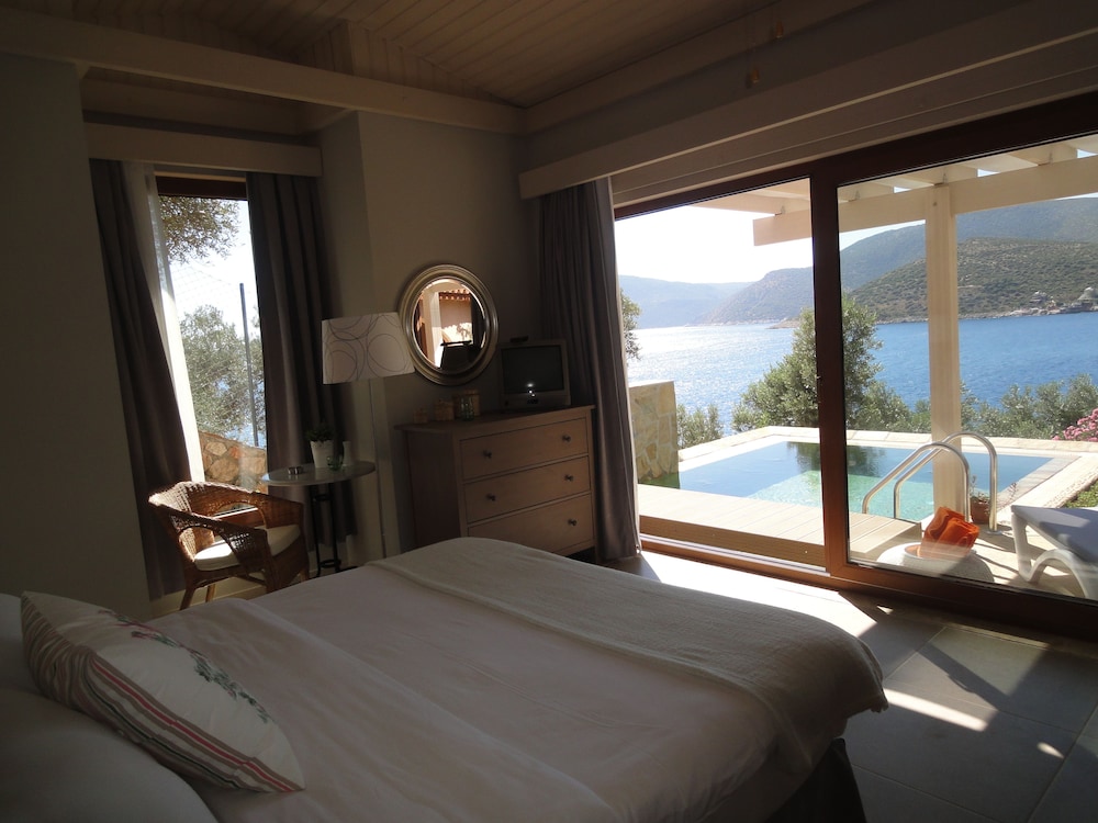 Sea View 3 Bedroom Villa with Private Garden & Pool