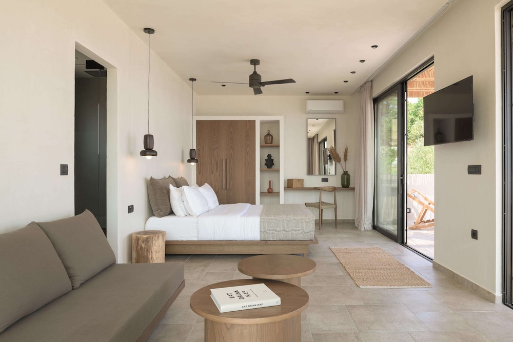 Hilltop Executive Suite with Jacuzzi and Private Pool, Panoramic Sea View - Adults Only - Photo 3