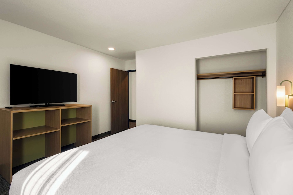 Suite, 1 Bedroom - Photo 3