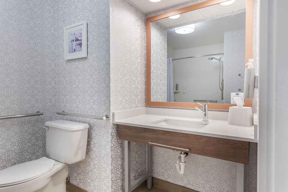 Room, 1 Double Bed, Accessible, Bathtub (Mobility & Hearing) - Photo 8