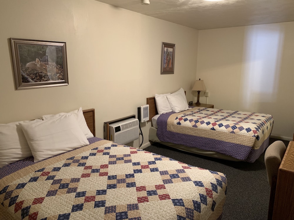 Triple Room (One queen bed and two double beds) photo 2