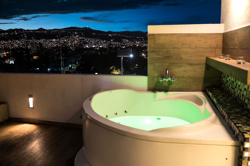 Deluxe Suite, 1 King Bed, Jetted Tub, City View photo 1