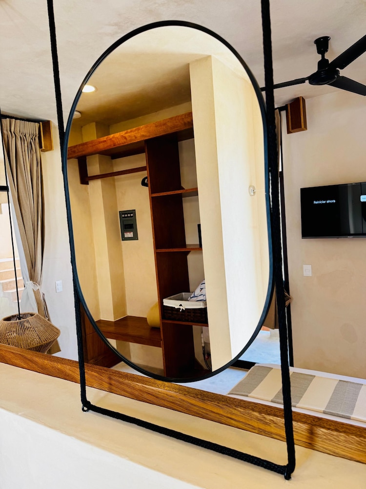 Junior Room, 1 King Bed, Courtyard View photo 3
