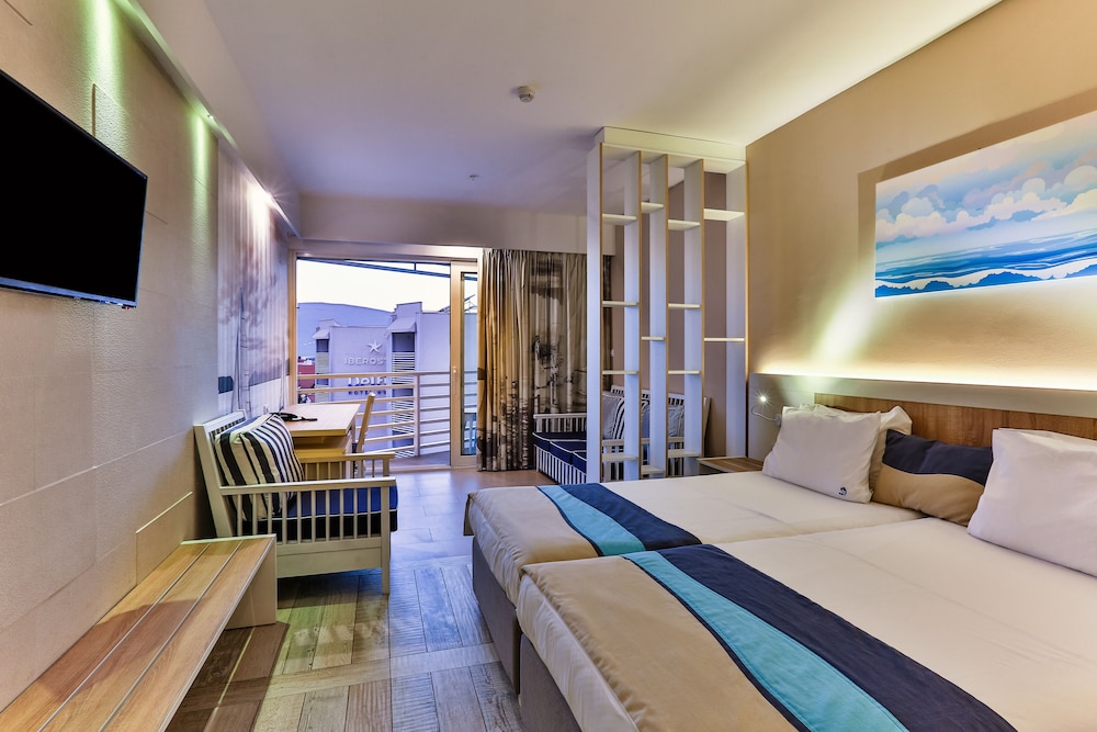 Family Room, Partial Ocean View photo 3