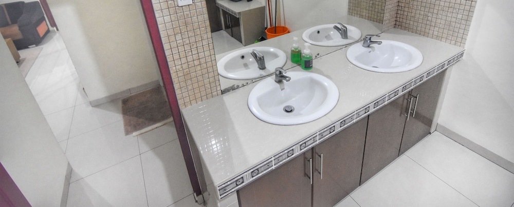 Standard Room, 1 Queen Bed, Shared Bathroom photo 2