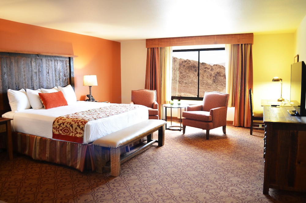 Deluxe Room, 1 King Bed - Photo 2