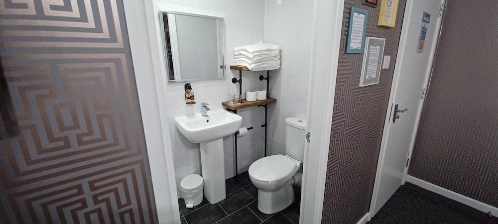 Twin Room, Ensuite - Photo 17