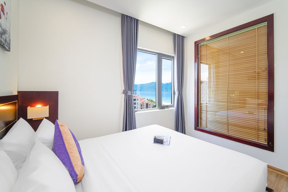 Room, 1 Queen Bed, Partial Sea View