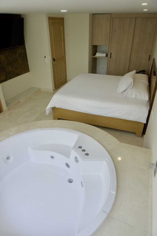Deluxe Room, Jetted Tub - Photo 3