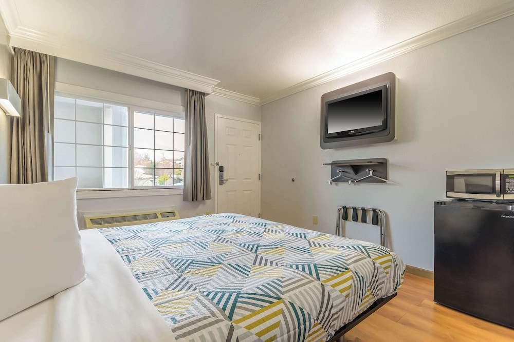 Standard Room, 1 King Bed, Non Smoking photo 3