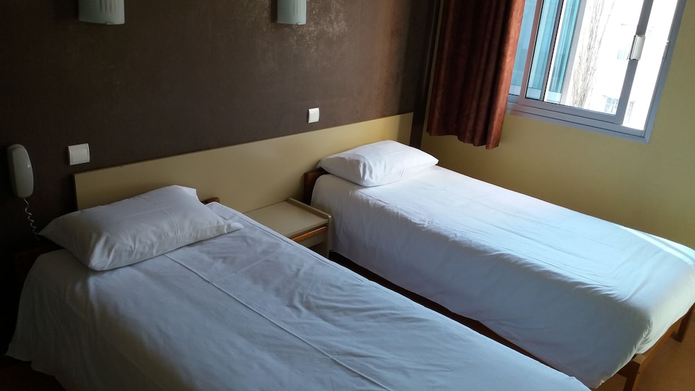 Standard Twin Room, bathtub or shower