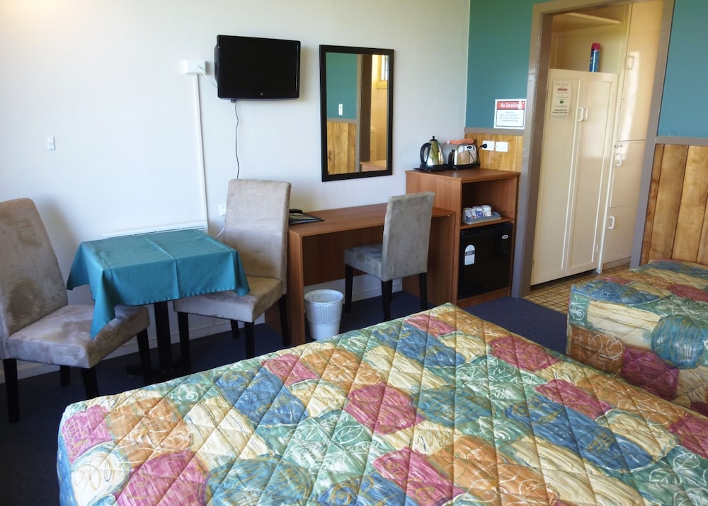 Standard Room (Queen and Single) photo 2