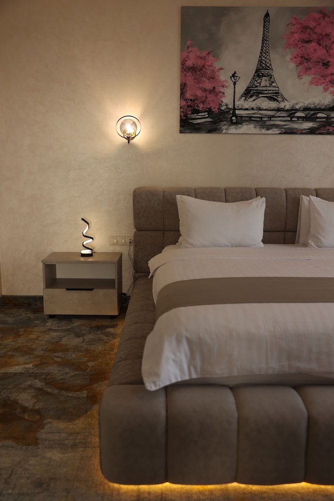 Deluxe Studio Suite, City View
