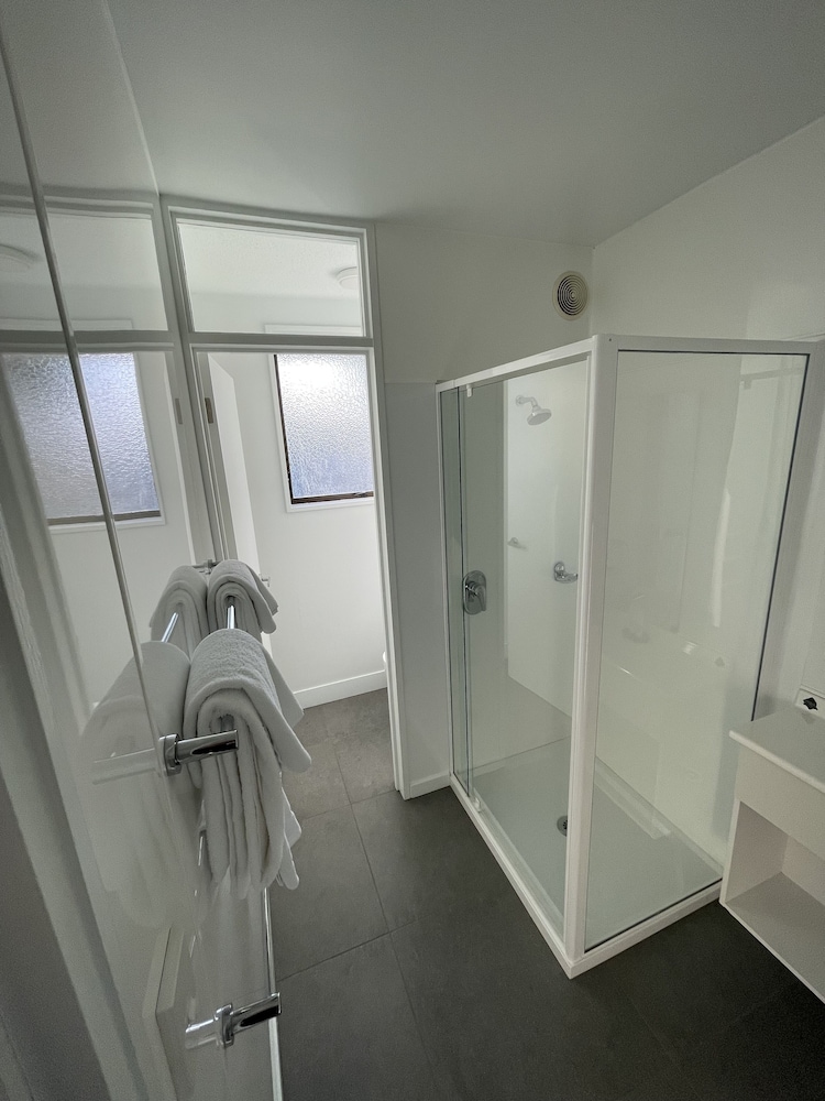 Deluxe Studio, Multiple Beds thumbnail 6