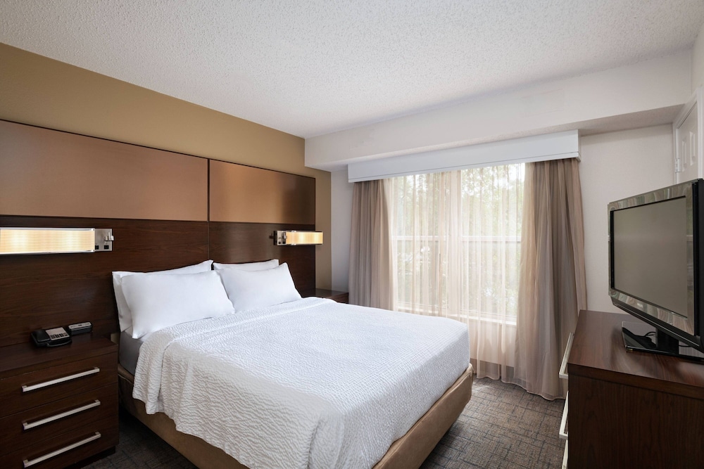 Suite, 1 Queen Bed thumbnail 5