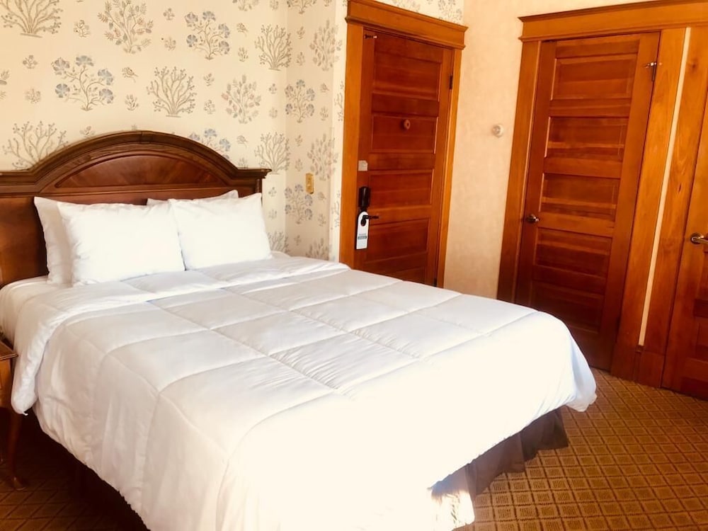 Standard Room, 1 Queen Bed - Photo 1