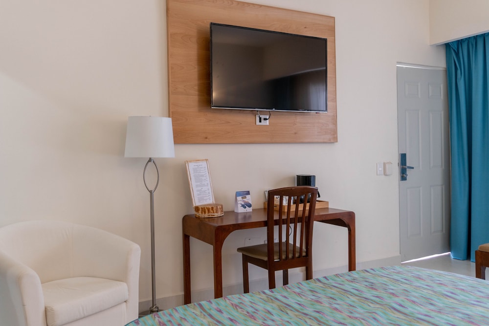 Standard Room, 1 King Bed photo 2