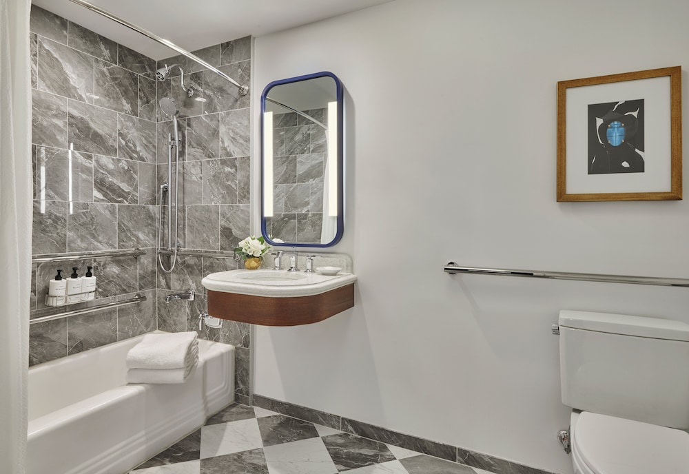 Classic Room, 1 King Bed, Mobility Accessible, Tower (Accessible Tub, Executive Tower)