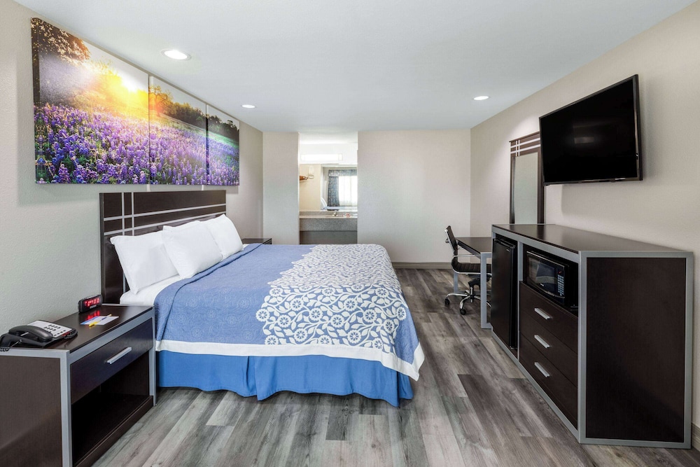 Standard Room, 1 King Bed, Smoking - Photo 1