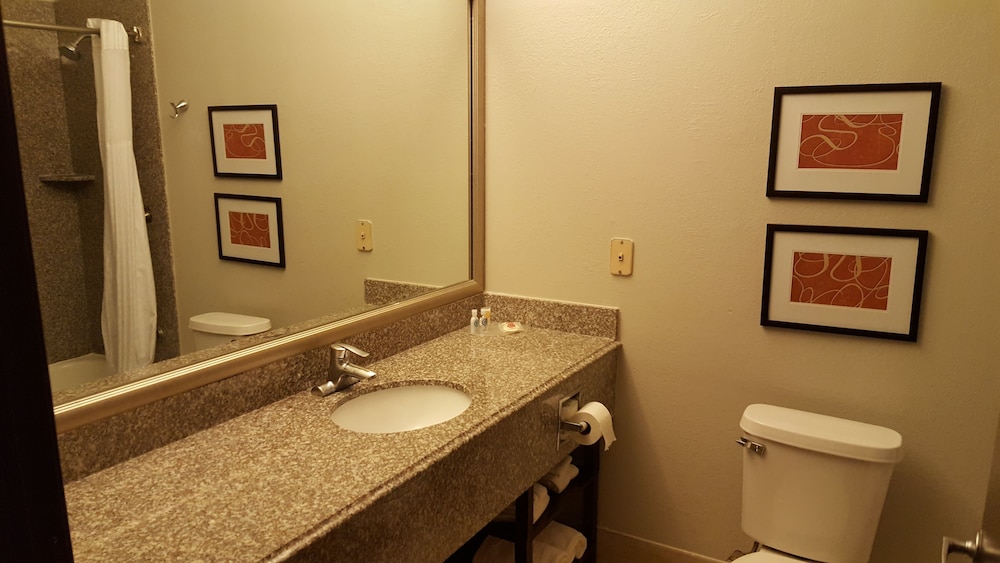 Suite (2 Queen beds and 1 Sofabed) photo 2
