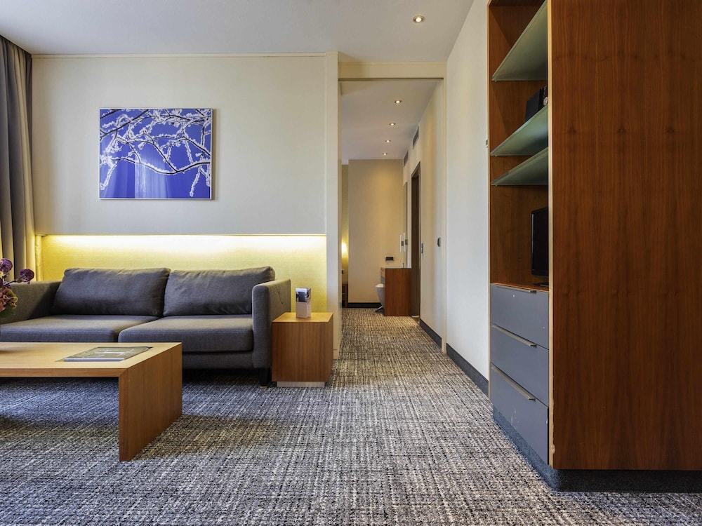 Superior Suite, 1 King Bed (Separate Living Room) photo 3