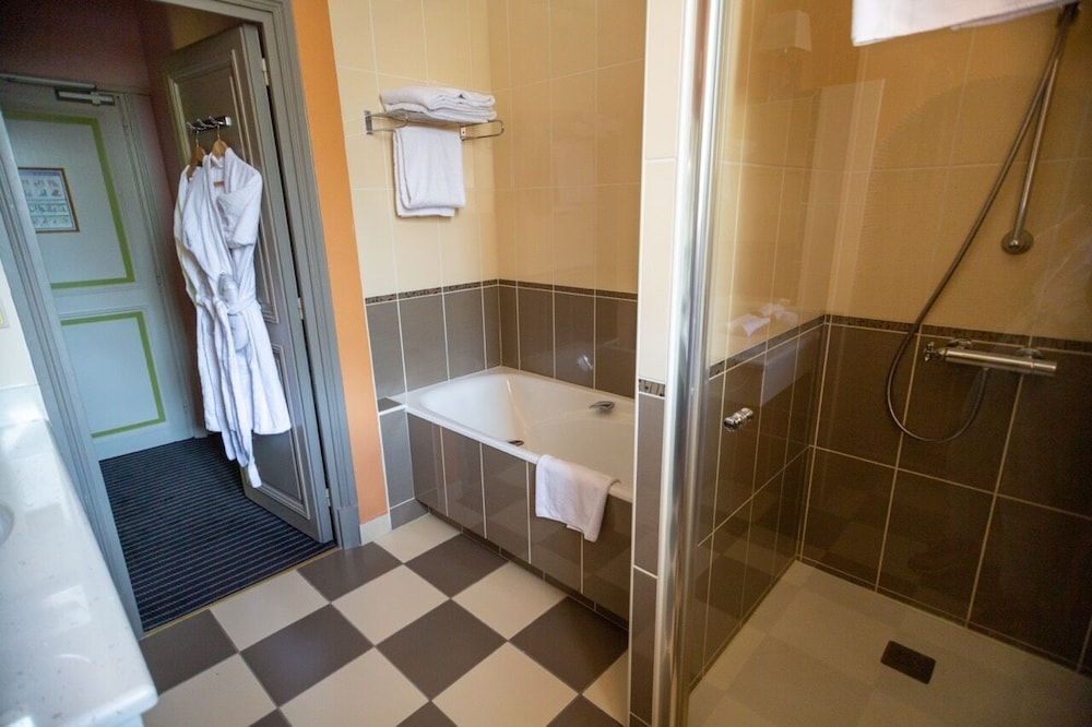 Luxury Triple Room, Ensuite, Courtyard View (Jeanne D'albret) - Photo 9