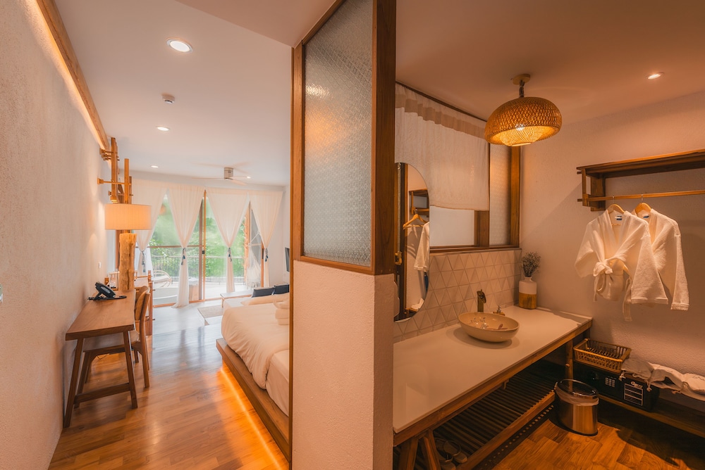Luxury Suite with Bathtub on the Balcony - Photo 9