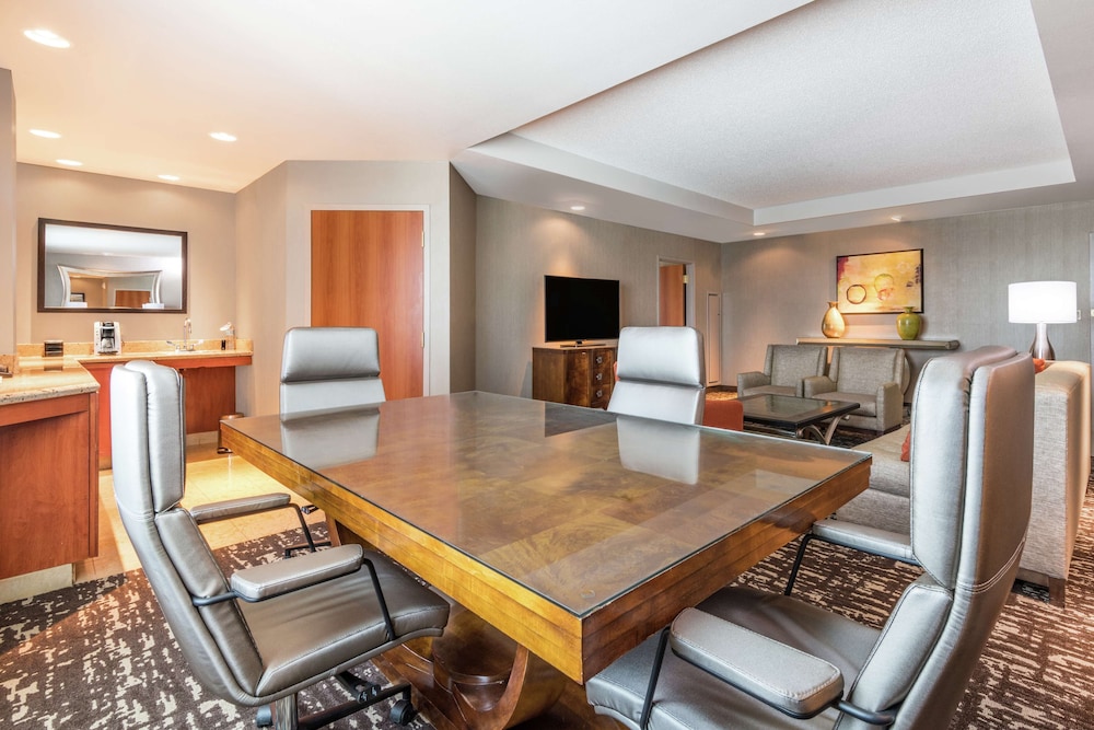Presidential Room, 1 King Bed, Accessible (Mobility & Hearing, Roll-in Shower) photo 2