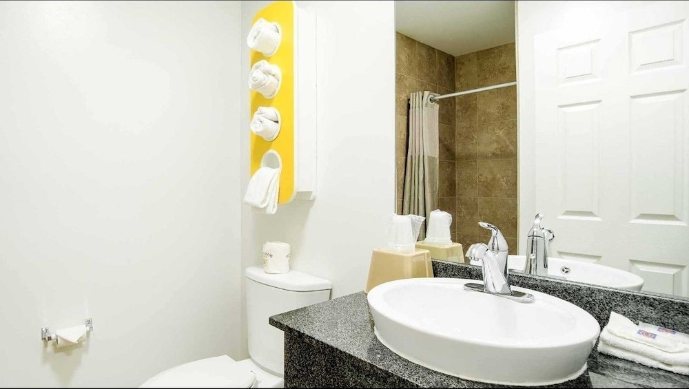 Deluxe Room, 1 Queen Bed, Smoking, Kitchenette - Photo 10