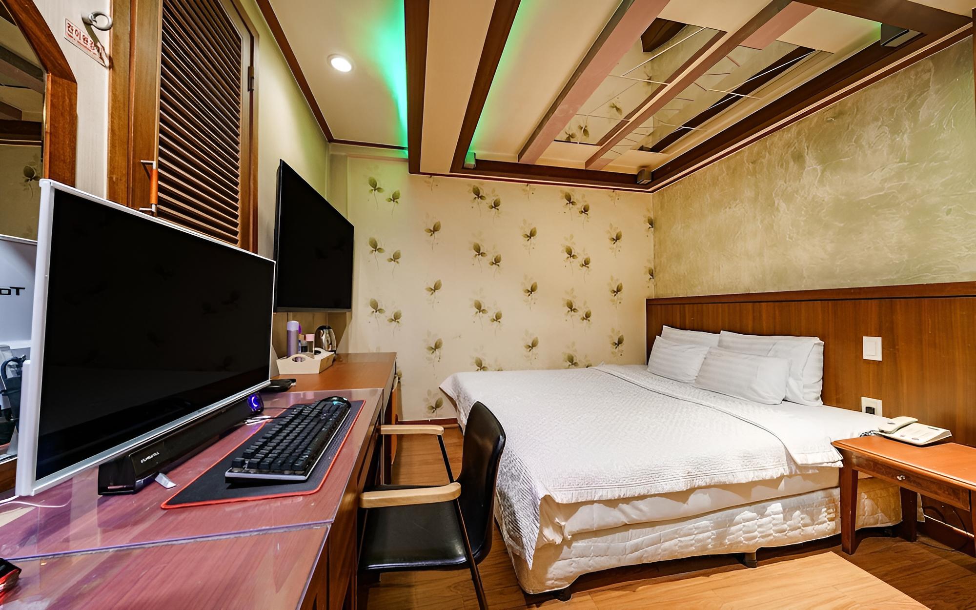 Room (Semi-special Room)