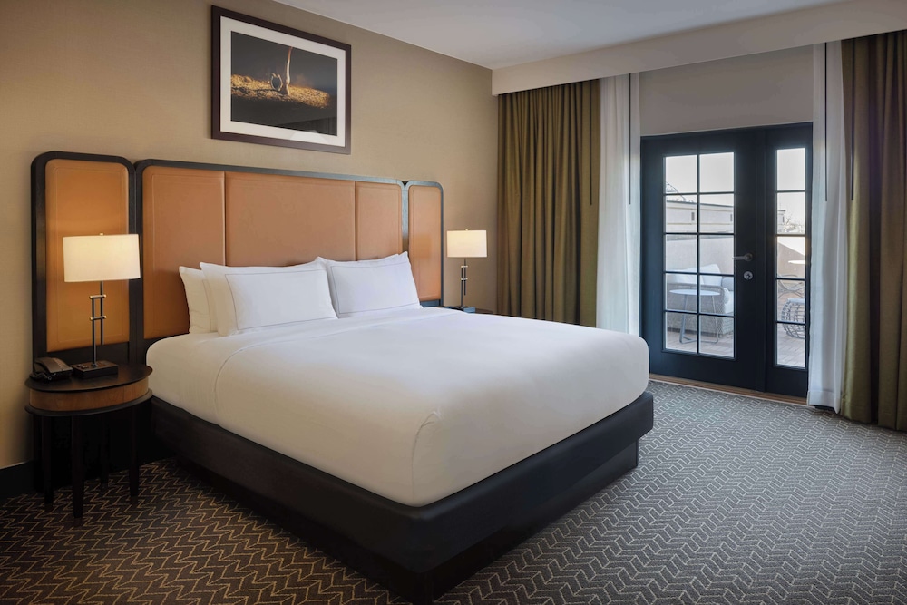Two Room Conference Suite, 1 King Bed - Photo 2