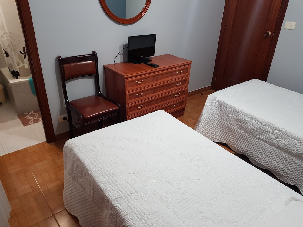 Twin Room - Photo 3