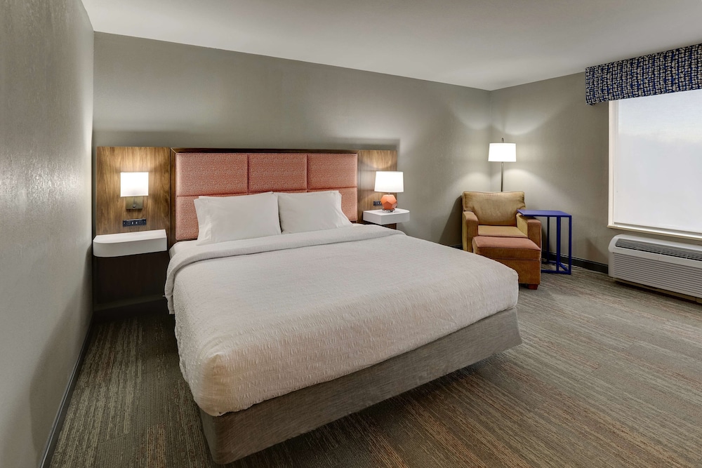 Room, 1 King Bed, Accessible (Hearing) - Photo 4