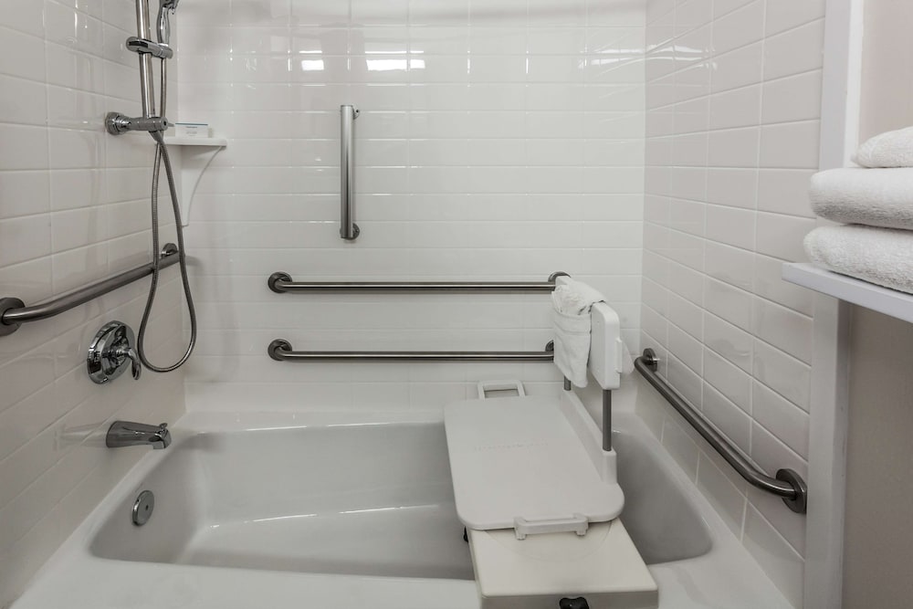Room, Accessible, Non Smoking - Photo 4