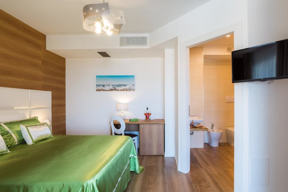 Standard Double or Twin Room, Sea View photo 2