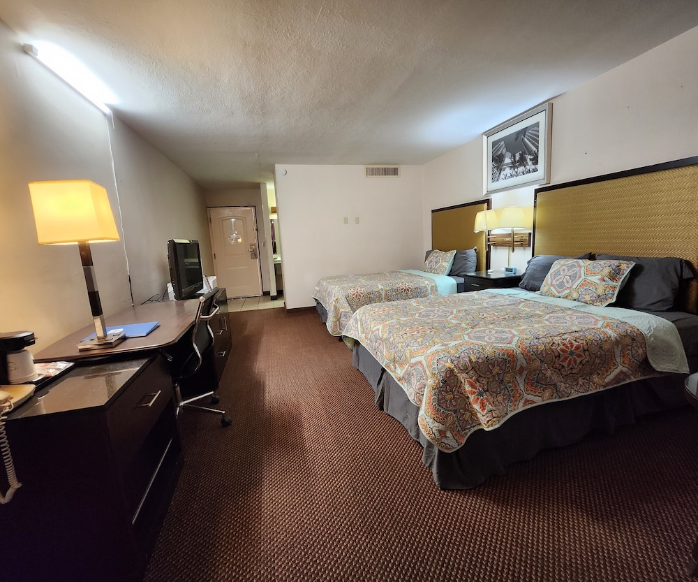 Room, 2 Queen Beds - Photo 17