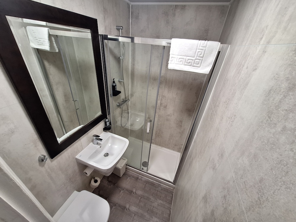 Triple Room, Ensuite (3 Adults) photo 3