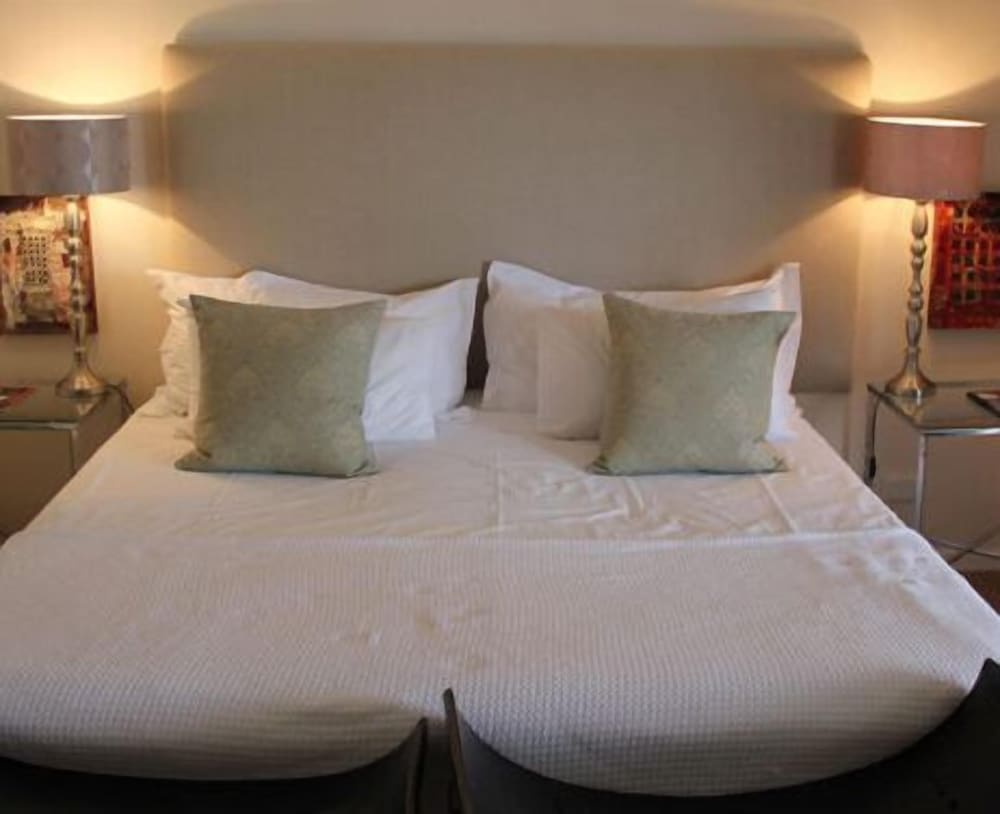 Room (03)